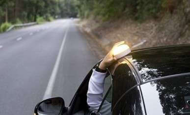 La DGT hace obligatoria la luz de emergencia V16