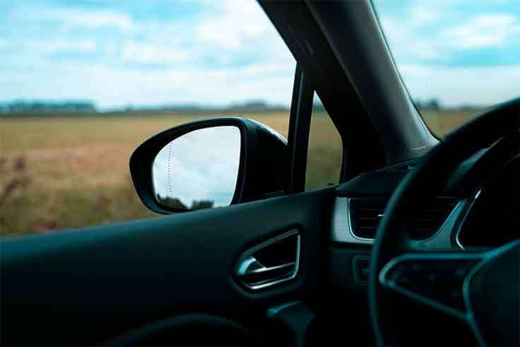 ¿Cómo arreglar los arañazos de las molduras interiores del coche?